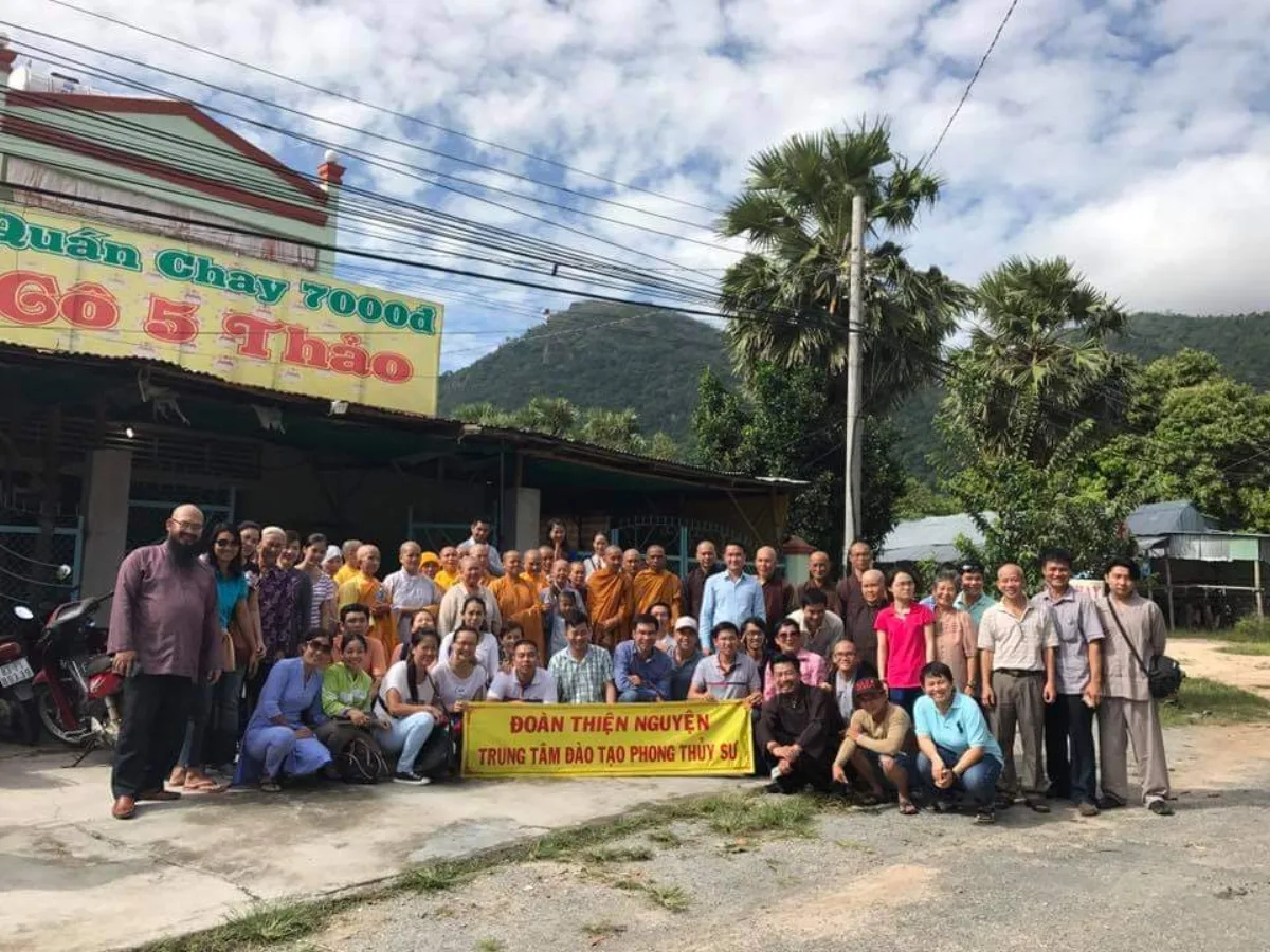 Chương trình thiện nguyện — Phát 100 phần quà cho hộ nghèo, cận nghèo và hoàn cảnh khó khăn